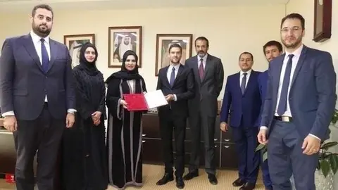 Foto de familia de la entrega de la acreditación en Emirates Towers de Dubai.