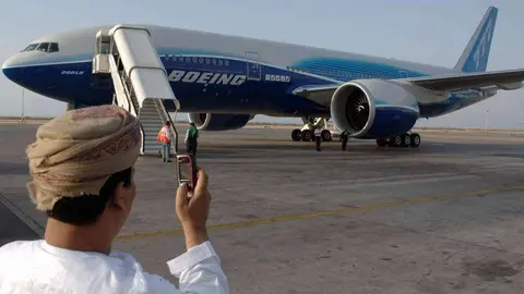 Un omaní fotografía un avión en el aeropuerto de Sohar.