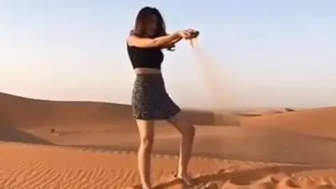 La joven saudí en minifalda.