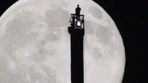 En julio de 2014 el jeque Hamdan se fotografió en lo alto del Burj Khalifa con una superluna.