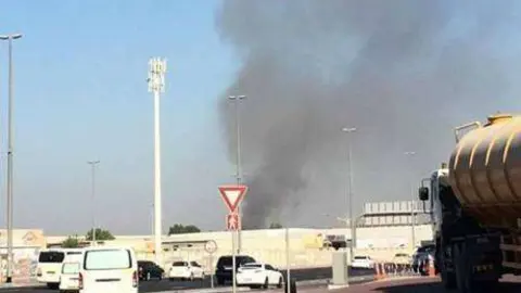 El fuego en las proximidades del Aeropuerto de Dubai fue controlado en pocos minutos. (Facebook)