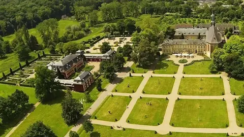 Vista aérea de los edificios y jardines de Château St. Gerlach. (Cedida)
