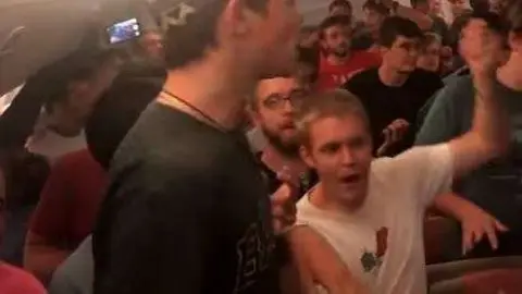 Los universitarios en el avión de Emirates.