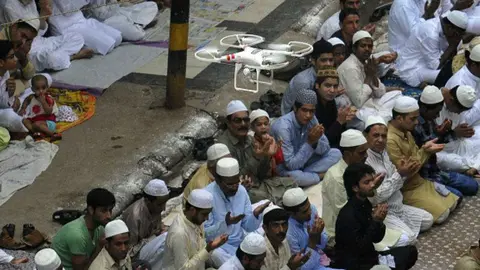 En la imagen de Getty un dron circula entre peregrinos musulmanes.
