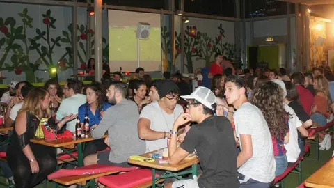 Aficionados en el Garden on 8 del hotel Media One de Dubai.