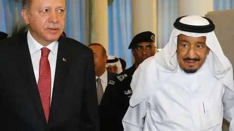 El presidente turco, Recep Tayyip Erdogan, con el rey Salman en Arabia. (Turkish Presidential Press Service)