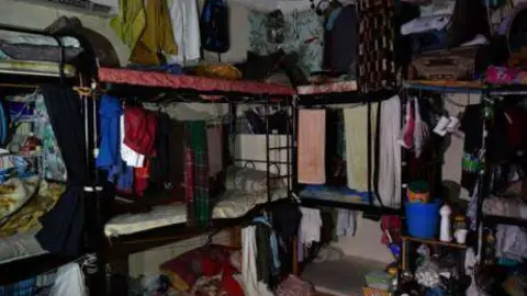 Un dormitorio de un piso de Abu Dhabi.