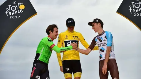 Rigoberto Urán, junto a Chris Froome y Romain Bardet, en el podio del Tour de Francia 2017. (@LeTour)