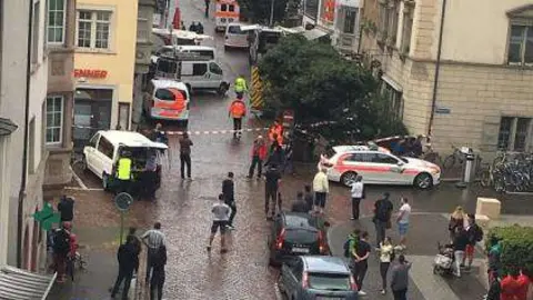 La policía ha acordonado la zona del ataque en la ciudad suiza de Schaffhaussen.(@s_j_kummer, Twitter)