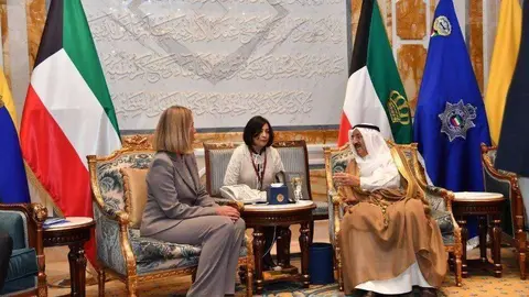 La responsable de Asuntos Exteriores de la UE; Federica Mogherini, durante su reunión de este domingo con el emir de Kuwait, Sheikh Al Sabah. (@FedericaMog,Twitter)