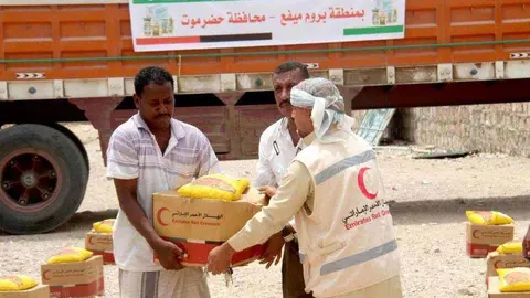 La Media Luna roja entrega un nuevo cargamento de ayuda alimentaria a familias de Hadramaut, en Yemen. (WAM)