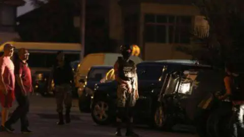 Policías en el exterior de la embajada de Israel en Ammán (Reuters)