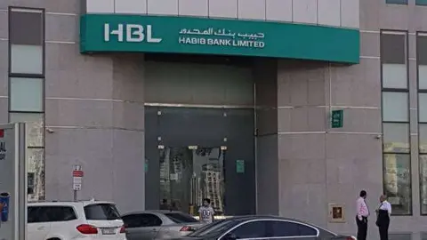 La entrada del banco de Sharjah atracado. (Gulf News)