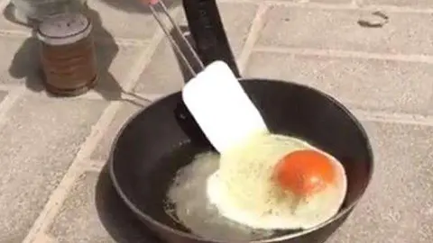 Una captura del vídeo con el huevo ya frito.