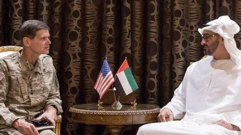 El príncipe heredero de Abu Dhabi y el comandante estadounidense Joseph Votel.