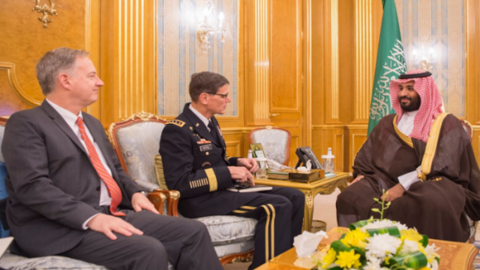 El príncipe heredero de Arabia Saudita y el general Joseph Votel. (SPA)