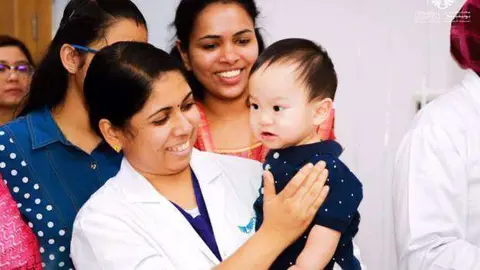 Una imagen del bebé abandonado en el hospital de Abu Dhabi.