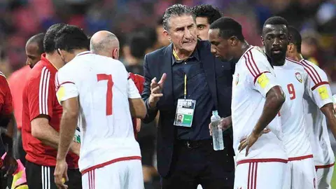 Edgardo Bauza con los jugadores de la selección de fútbol de EAU.