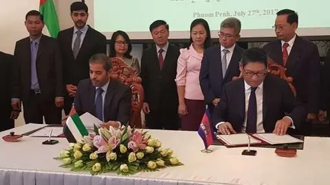Saif Abdullah Al Shamsi y Sok Chenda Sophea firman el acuerdo bilateral entre Emiratos y Camboya. (WAM)