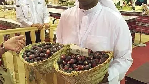 Un ciudadano de EAU muestra excelentes dátiles. (EL CORREO)