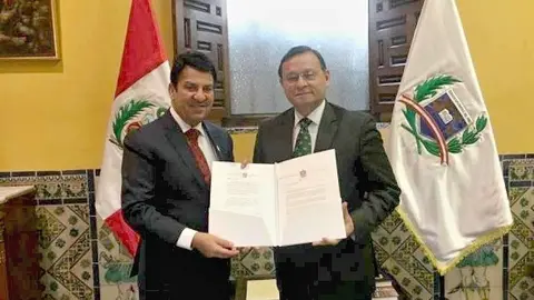 El embajador emiratí en Lima, Mohammed Yusouf Al Awadi, entrega a Nestor Popolizio, la invitación oficial para la Expo Dubai 2020. (WAM)