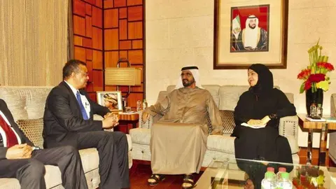El gobernador de Dubai y el director de la OMS. (Dubai Media Office)