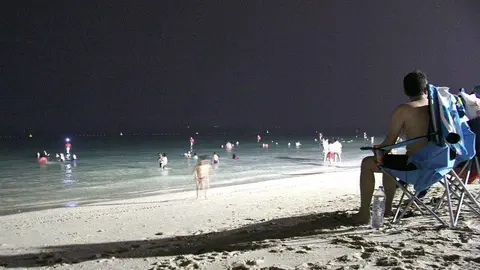 Numerosos bañistas acuden cada día a la playa nocturna de Dubai. (EL CORREO)