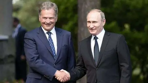 El presidente de Finlandia, Sauli Niinisto, recibe a su par ruso, Vladimir Putin, en el marco de las celebraciones por el centenario de la independencia finlandesa. (GETTY)