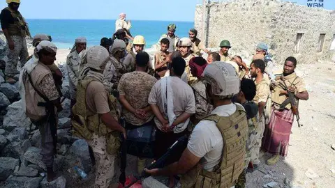 Soldados del Ejército de Yemen vigilan el puerto de Al Moca.