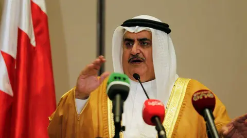 El ministro de Relaciones Exteriores de Bahréin, jeque Khalid bin Ahmed Al Khalifa, habla a los medios de comunicación después de la reunión del cuarteto en Manama el 30 de julio de 2017. (Reuters) 