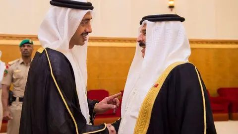 En la imagen de WAM, el ministro de Exteriores de EAU a la izquierda junto al Rey de Bahréin.