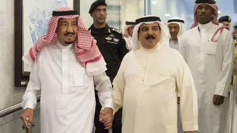 Foto de la Agencia de Noticias Saudí (SPA) del rey Salman bin Abdulaziz -izquierda- junto al rey de Bahrein. 