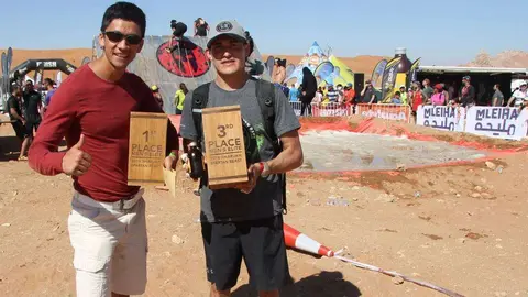Marco Becerra -izquierda- y Juan Carlos Chaparro, primero y tercer clasificados en la Spartan Race de Sharjah. (EL CORREO)