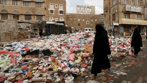 En la imagen de Reuters, la basura se acumula en las calles de Yemen.