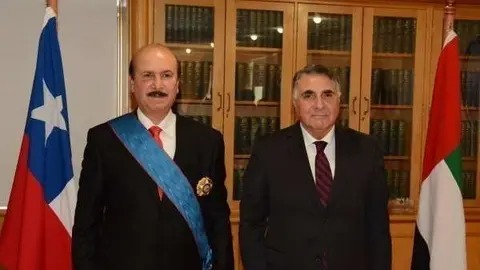 El embajador de EAU en Chile posa con la Gran Cruz de la Orden Nacional al Mérito.
