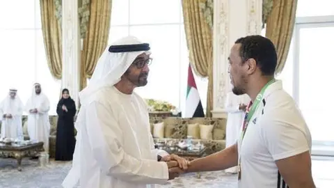 El príncipe heredero de Abu Dhabi saluda al campeón del mundo de Jiu -Jitsu, el emiratí Faisal Al Ketbi. 