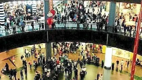 Numerosas personas en el interior de Dubai Mall. (EL CORREO)