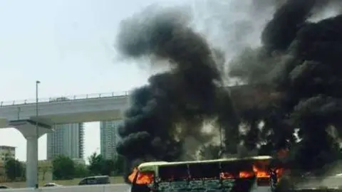 Autobús incendiado este miércoles en Sheikh Zayed Road en Dubai.