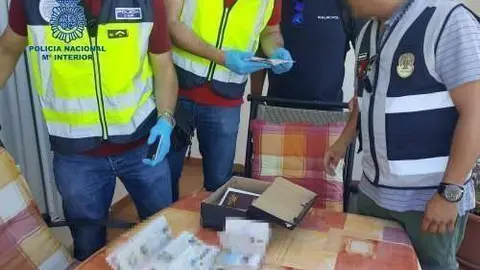 Pasaportes intervenidos por la Policía española en la operación contra el tráfico de personas. (@europol, Twitter)