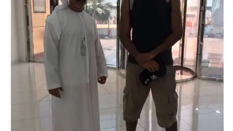 La Municipalidad de Dubai ha publicado en su cuenta de Facebook esta foto en la que aparece el turista que confundió una de sus oficinas con un centro comercial.
