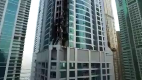 Fotograma del vídeo que muestra desde el aire el estado en el que ha quedado la Torre Antorcha tras el incendio de este 4 de agosto. (Dubai Media Office)