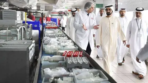 Sheikh Mohammed bin Rashid Al Maktoum durante su visita a las instalaciones de Emirates Flight Catering. (WAM)