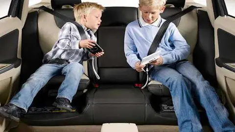 Los menores deben ir correctamente abrochados en el automóvil.