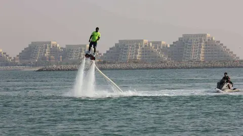 Un bañista practica el 'flyboard' en la playa de Al Marjan Island en Ras Al Khaimah. (EL CORREO)