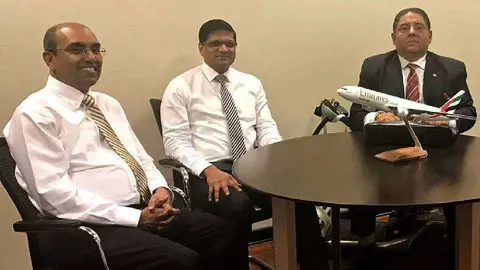 Mario Vallejo -a la derecha- junto con responsables de Emirates Sky Cargo. (Cedida)