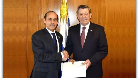 El embajador de EAU en Uruguay y el canciller uruguayo. (EFE)
