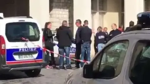 Las fuerzas de seguridad intervienen en el lugar del atropello de este 9 de agosto en París. (Twitter)