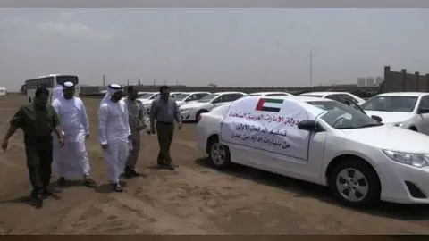 Emiratos ha entregado este martes un lote de vehículos a la Policía de Adén. (WAM)