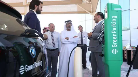 Autoridades durante la inauguración de la nueva estación de carga de coches eléctricos de Ajman. (FEWA)