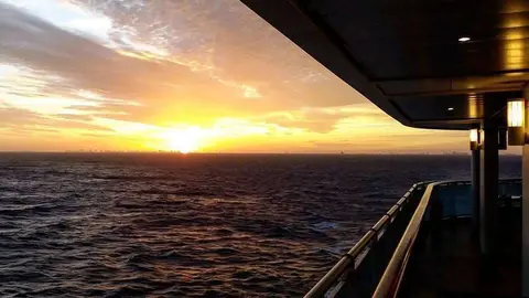 Un barco de Princess Cruisses, al anochecer. (Princess Cruises, Facebook)